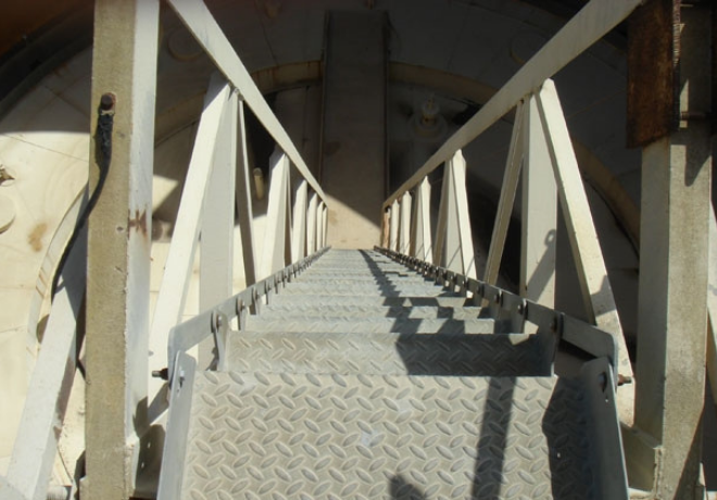 Self leveling stair tread