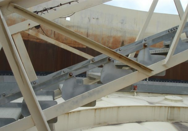 Self leveling stair tread