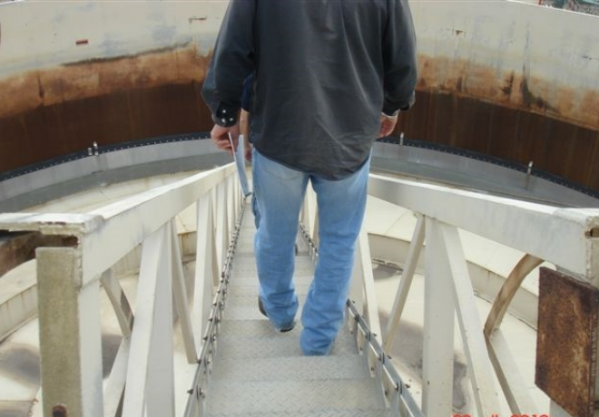 Self leveling stair tread